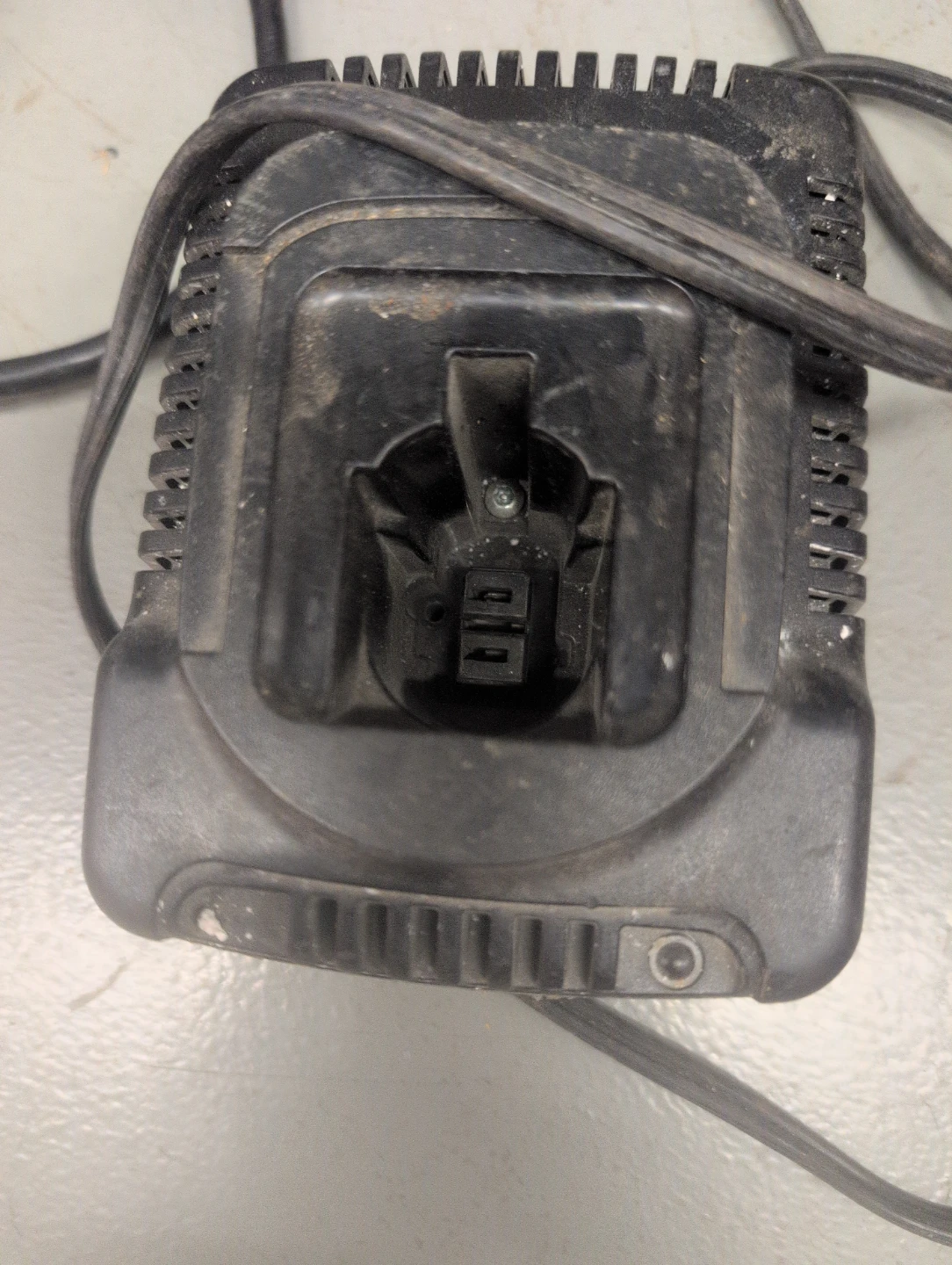 DEWALT DW9116 7.2V-18V 1-Hour NiCd Charger - photo 2