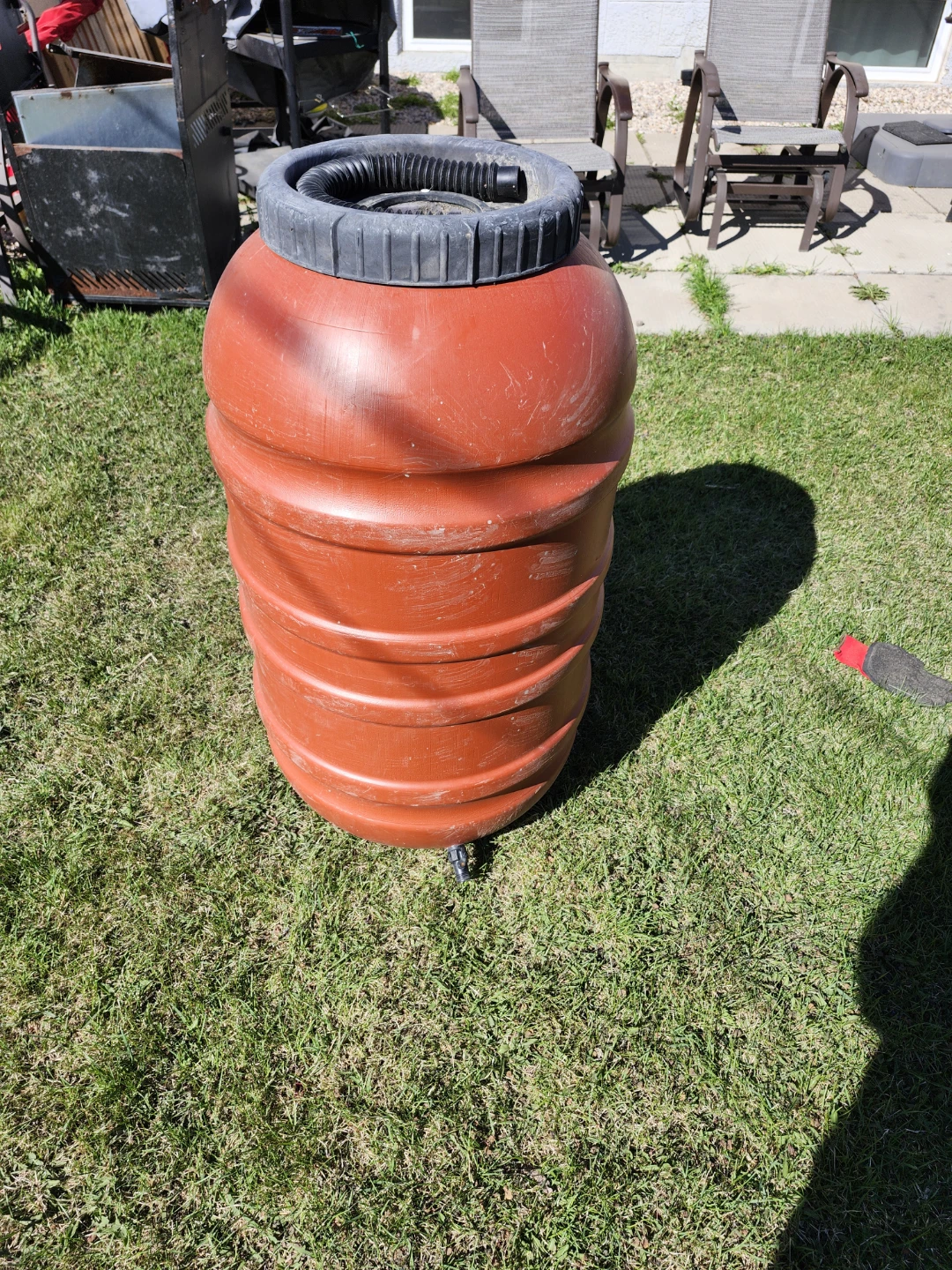 Rain barrel with hose and accessories