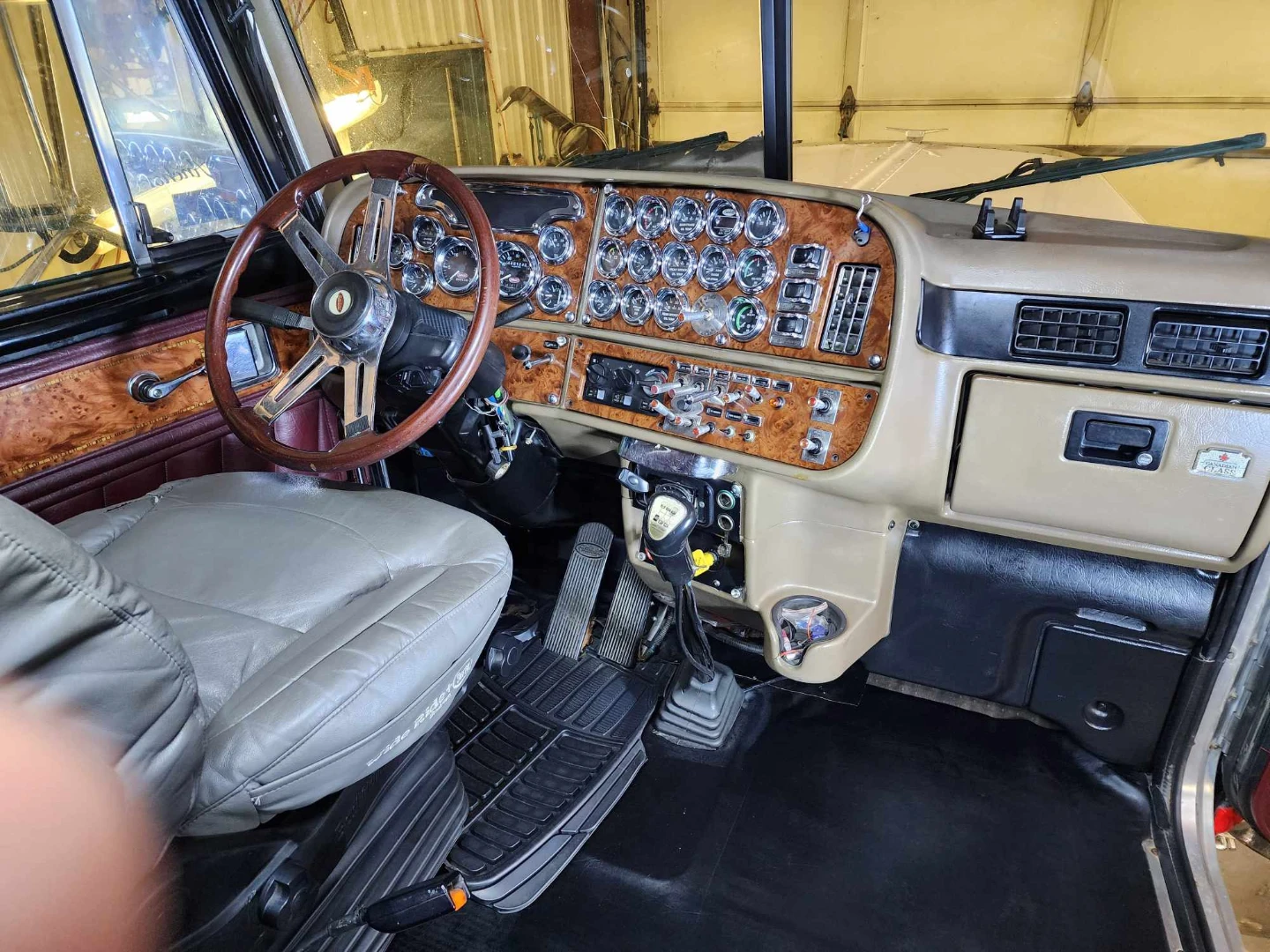 Peterbilt Semi Truck Interior - photo 4