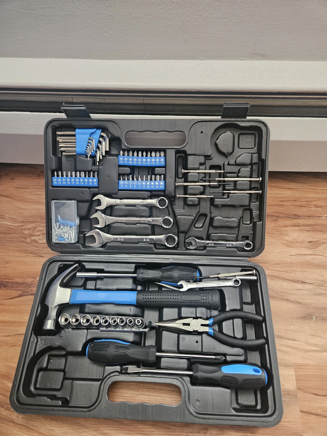 27 Piece Tool Kit with Hammer, Wrenches and Screwdriver Set