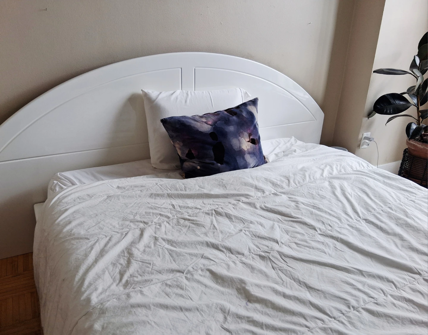FREE Vintage 1980s Postmodern White Lacquer Queen Platform Bed - photo 5