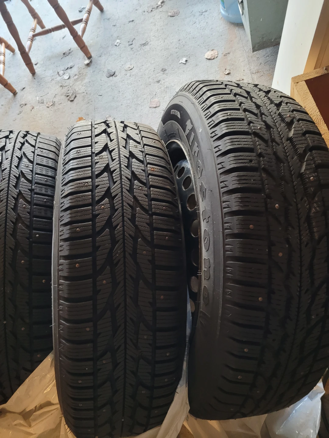 Set of 4 studded Winter Tires on Rims - photo 4