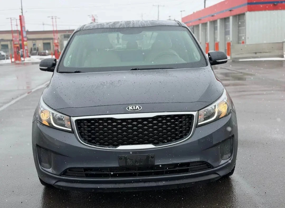 2017 Kia Sedona LX - photo 2