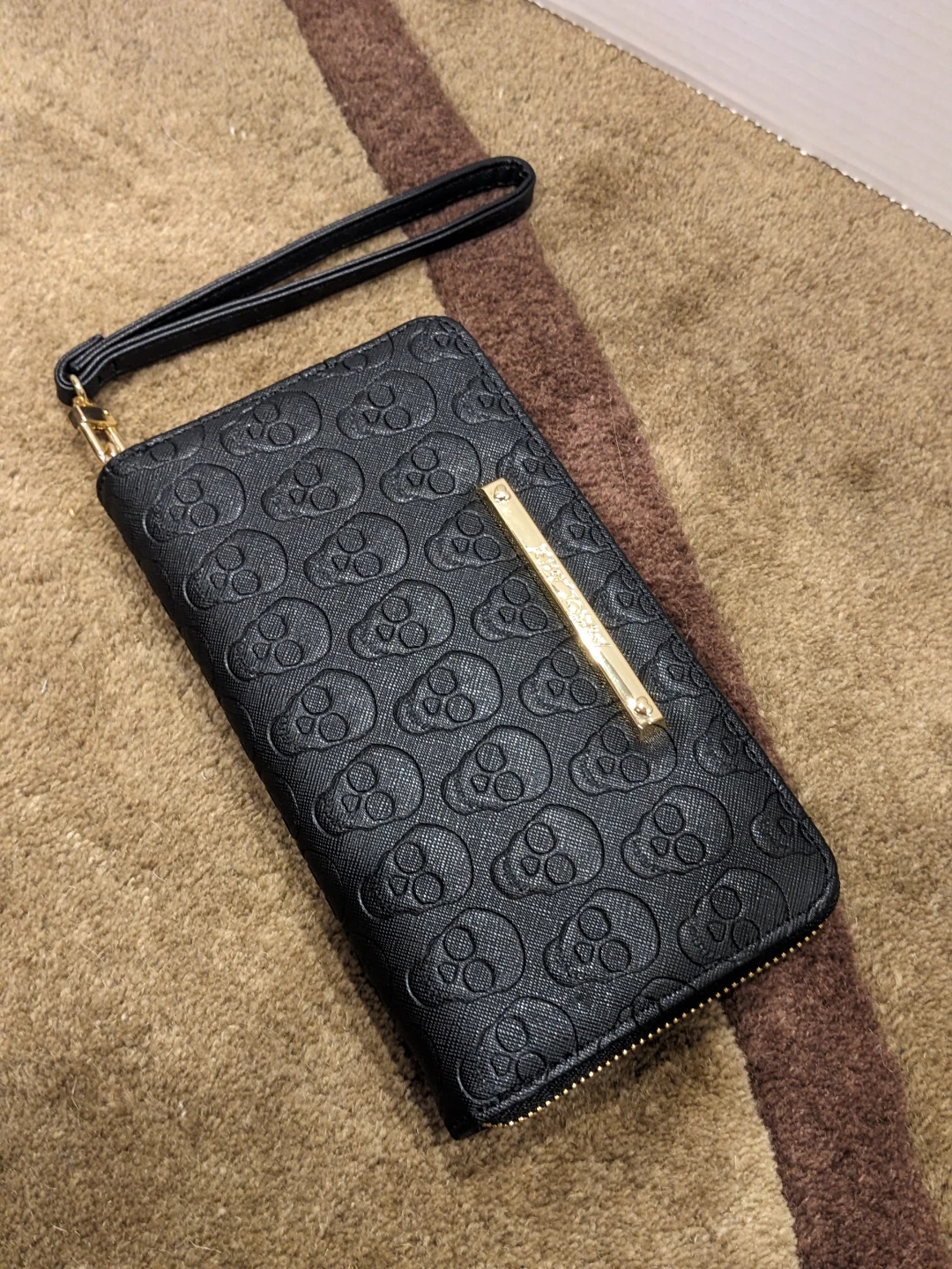 Betsey Johnson Black Skull Print Zip Around Wallet Clutch - photo 2