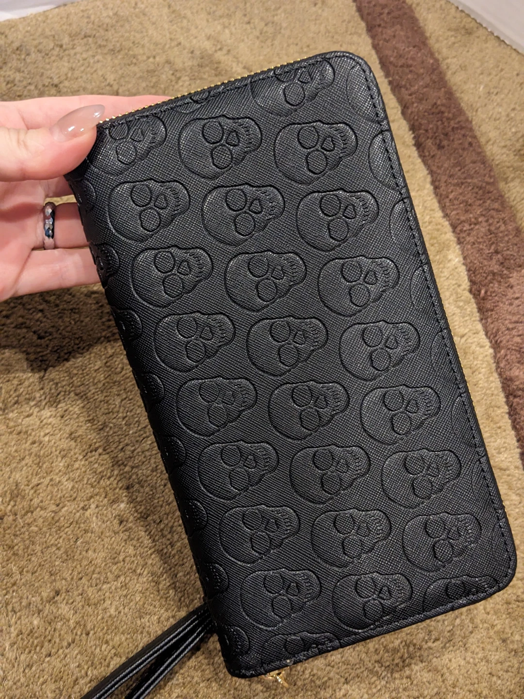 Betsey Johnson Black Skull Print Zip Around Wallet Clutch - photo 5