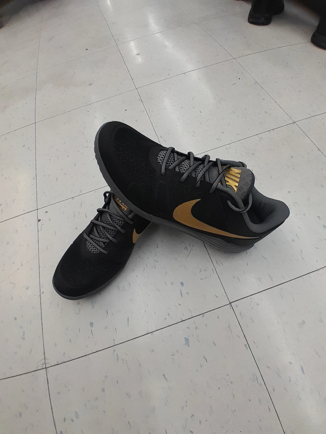 Nike Men's Running Shoes Black Gold Men's Size 8.5 - photo 4