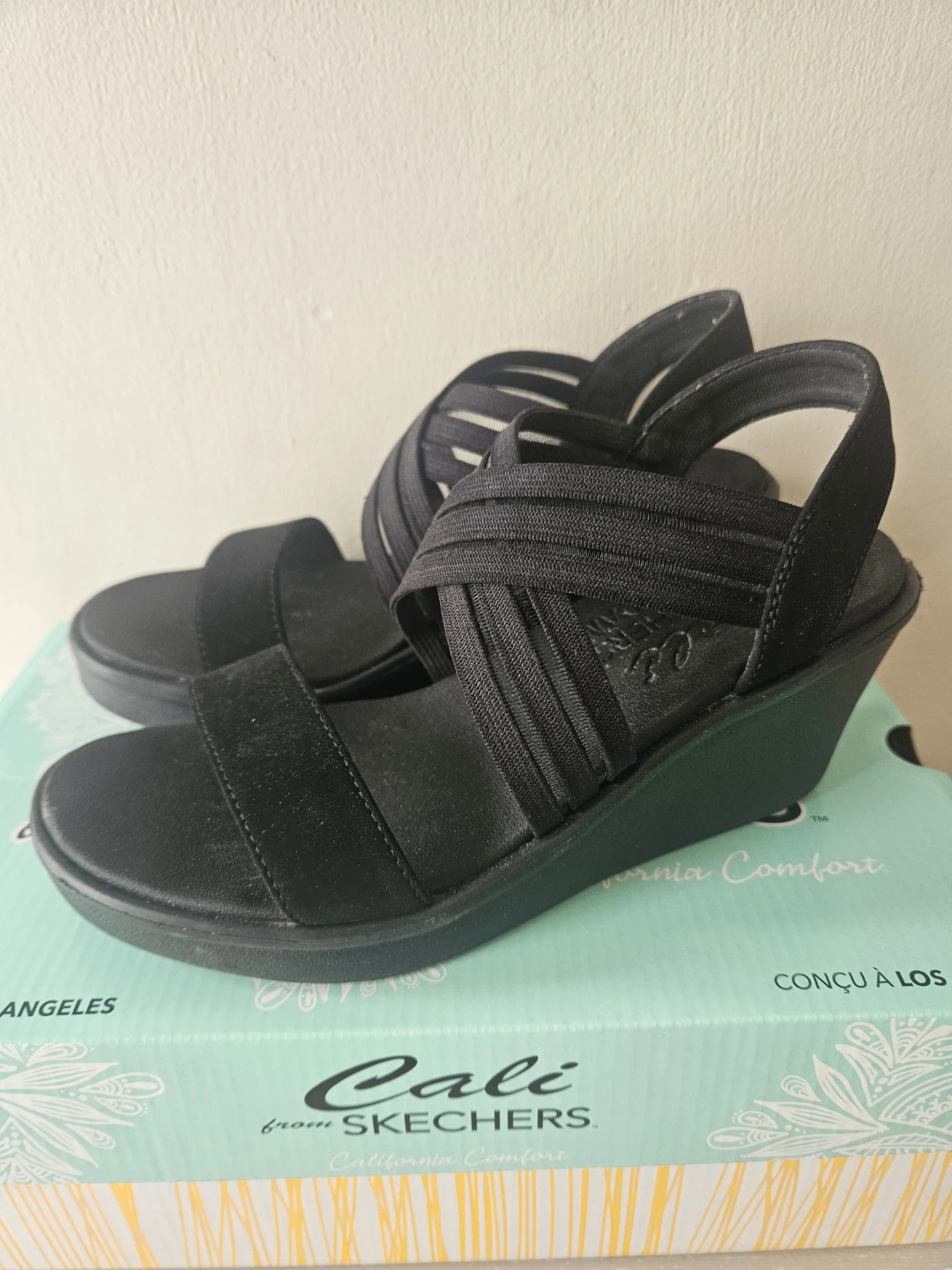 2 pairs of women’s size 7 Skechers sandals
