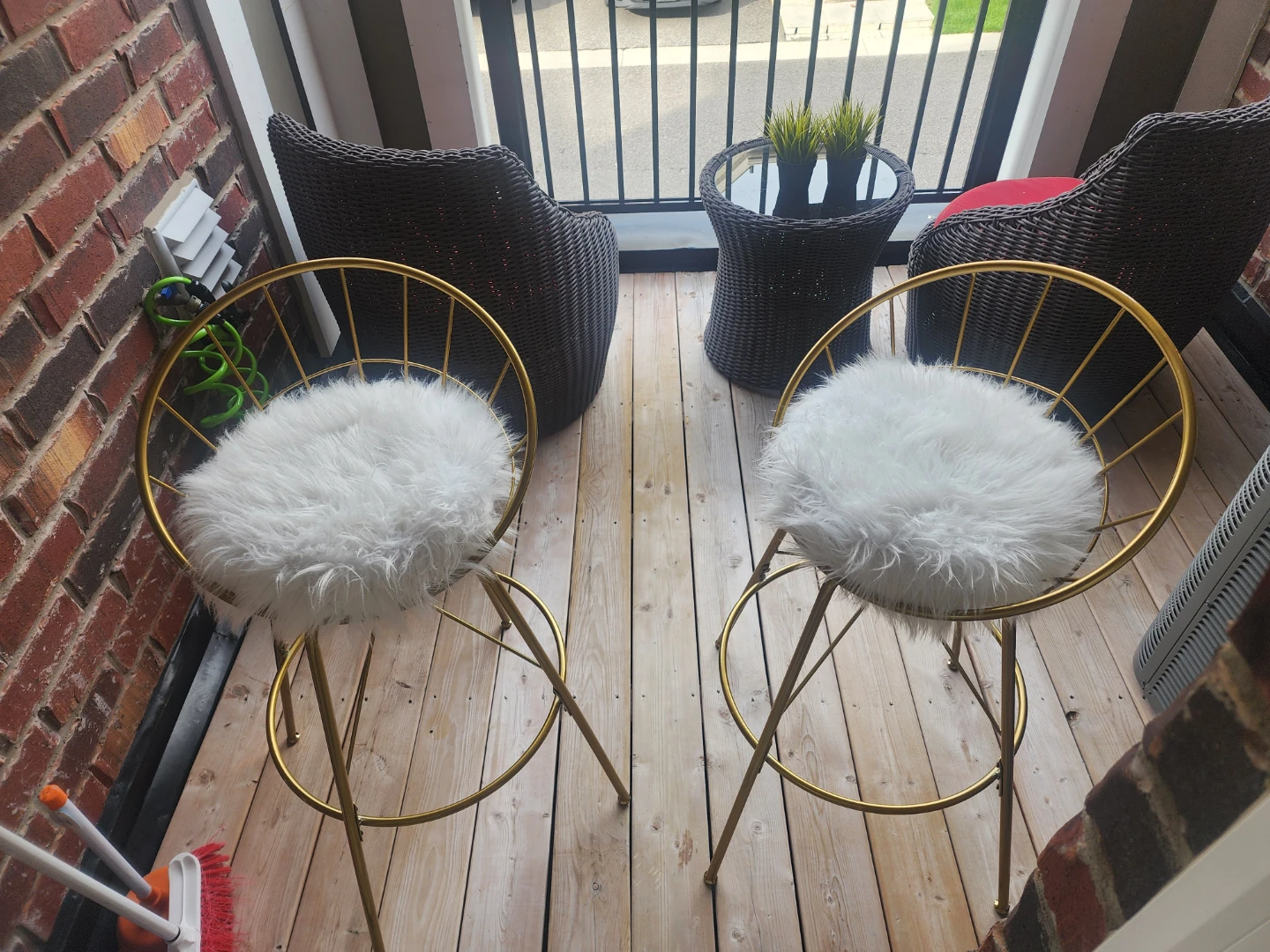 2 modern par stools