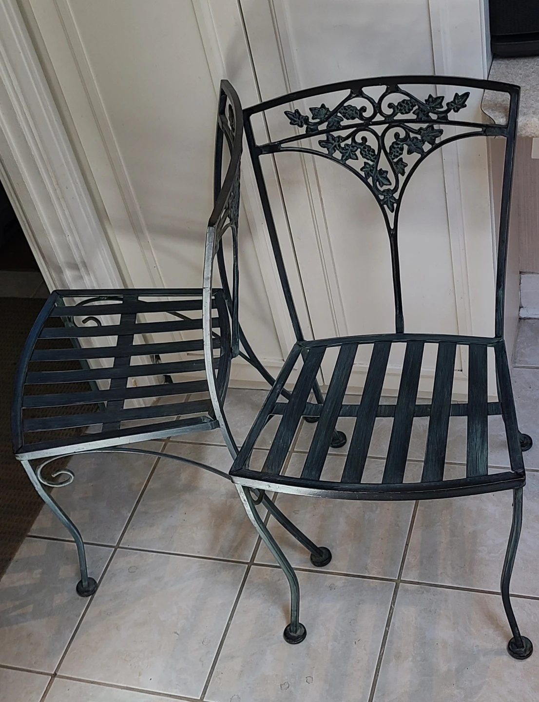 2 Metal Patio or Indoor Dining Chairs Nice Detail *Like New! - photo 2