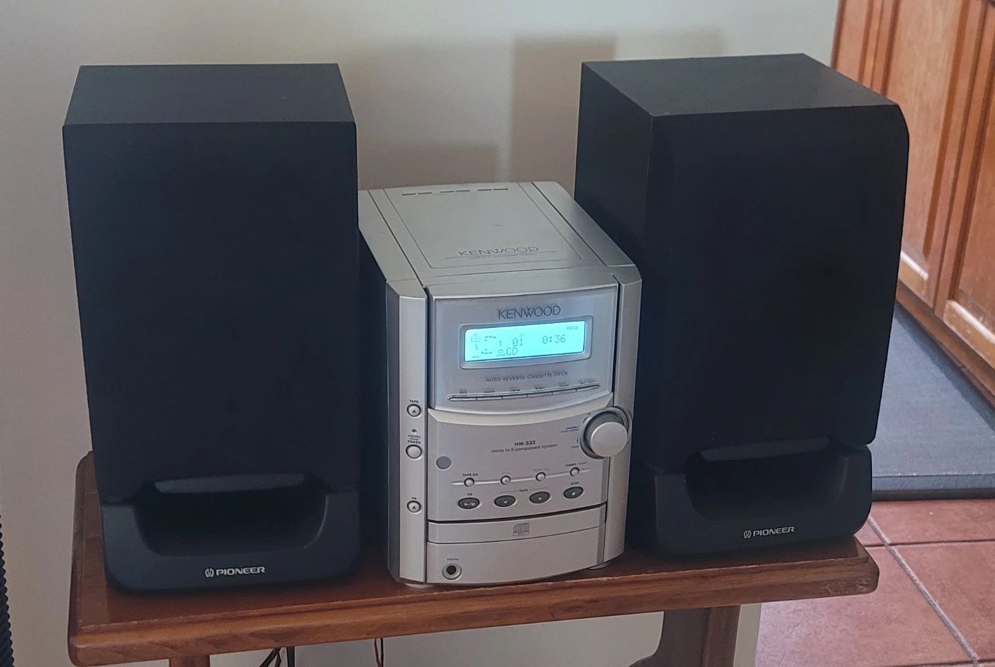 Kenwood Stereo System with Pioneer Speakers - photo 2