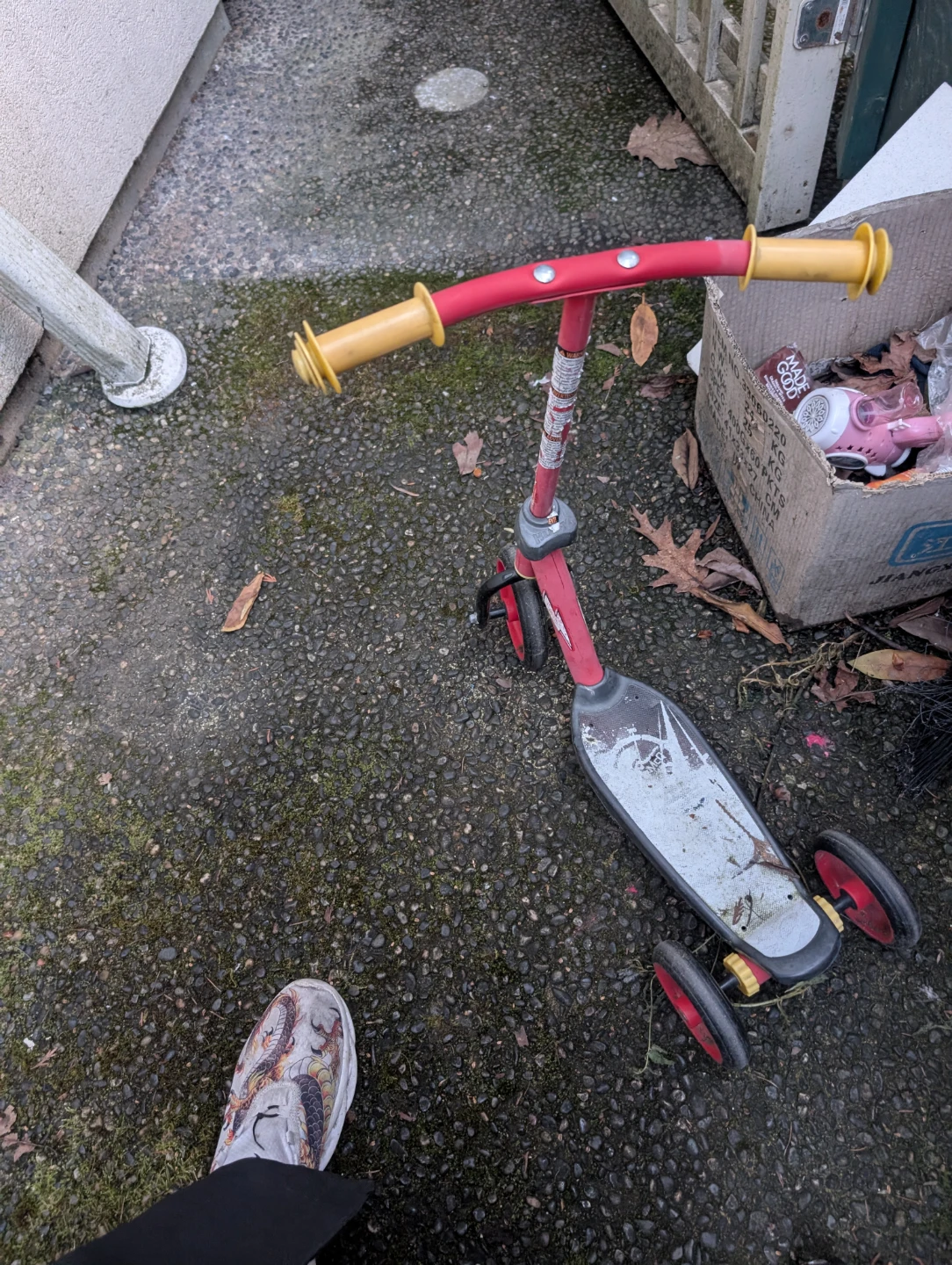 Red 3-Wheel Kids Scooter - photo 3