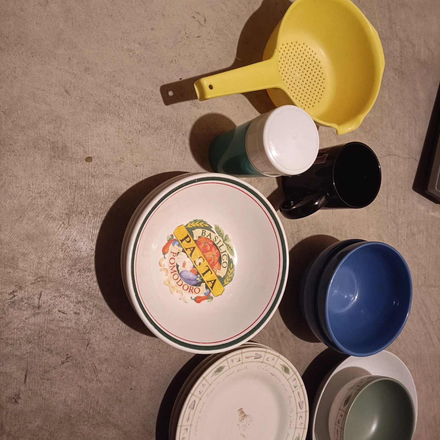 Mixed Lot of Kitchenware Including Bowls and Plates