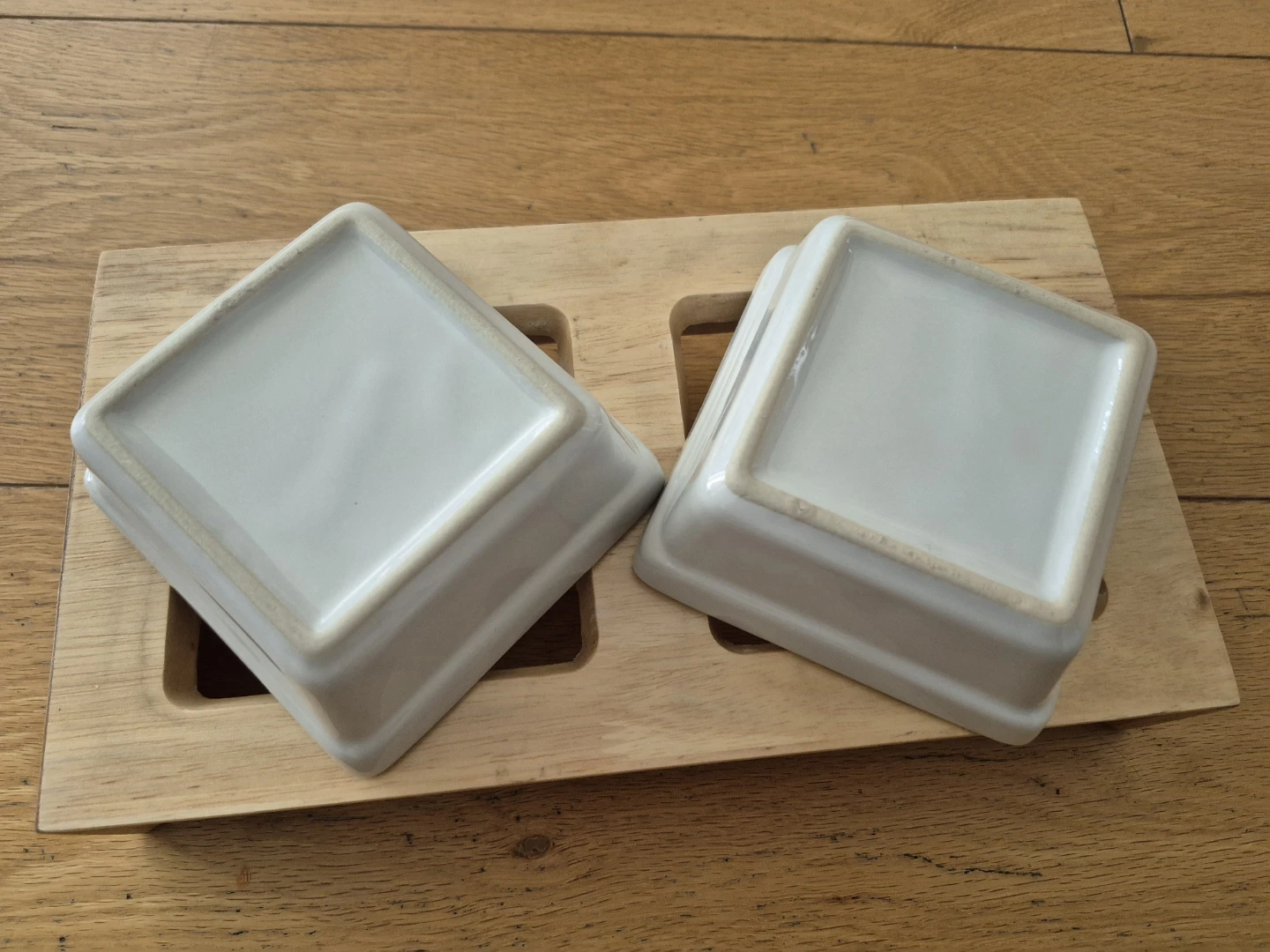 Set of 2 Square Ceramic Pet Bowls on Wooden Stand - photo 3