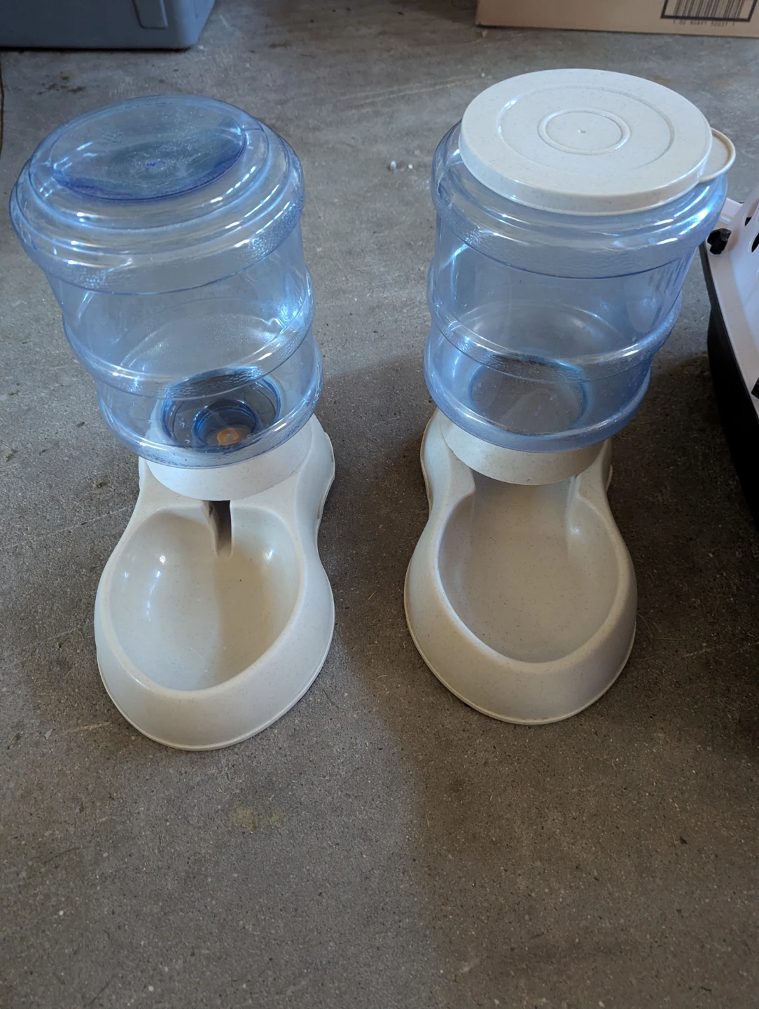 Pet Carrier and Food and Water Dispensers - photo 2