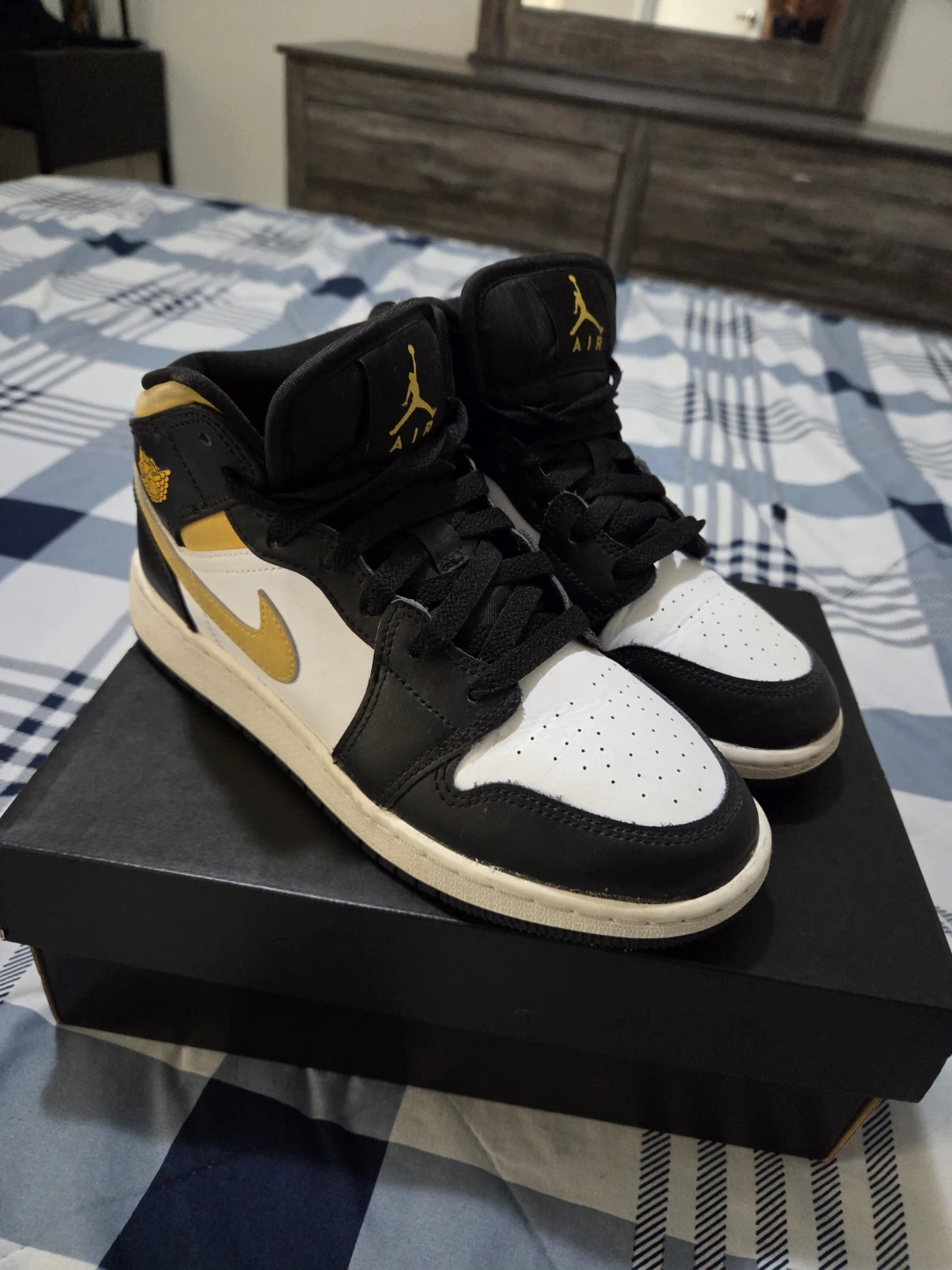 Air Jordan 1 Mid Youth Sneakers