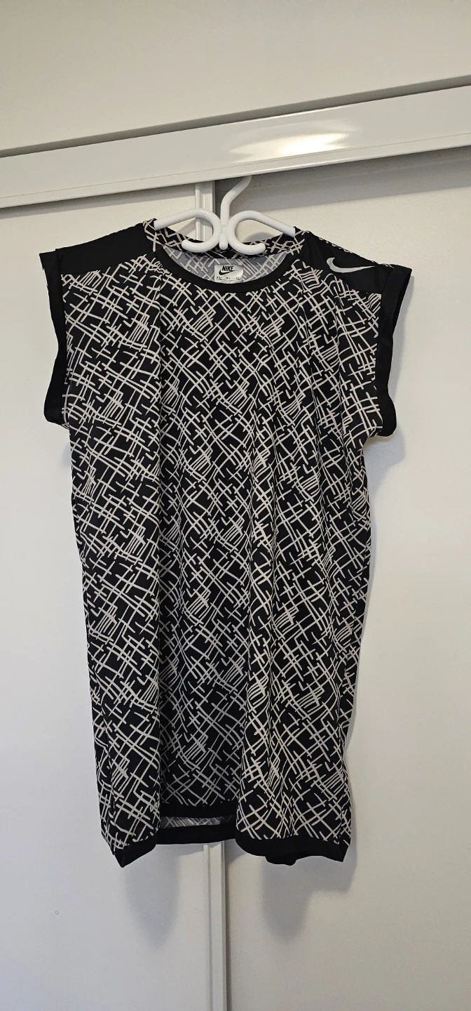 Nike Men's L suze graphic tank top/ T-Shirt