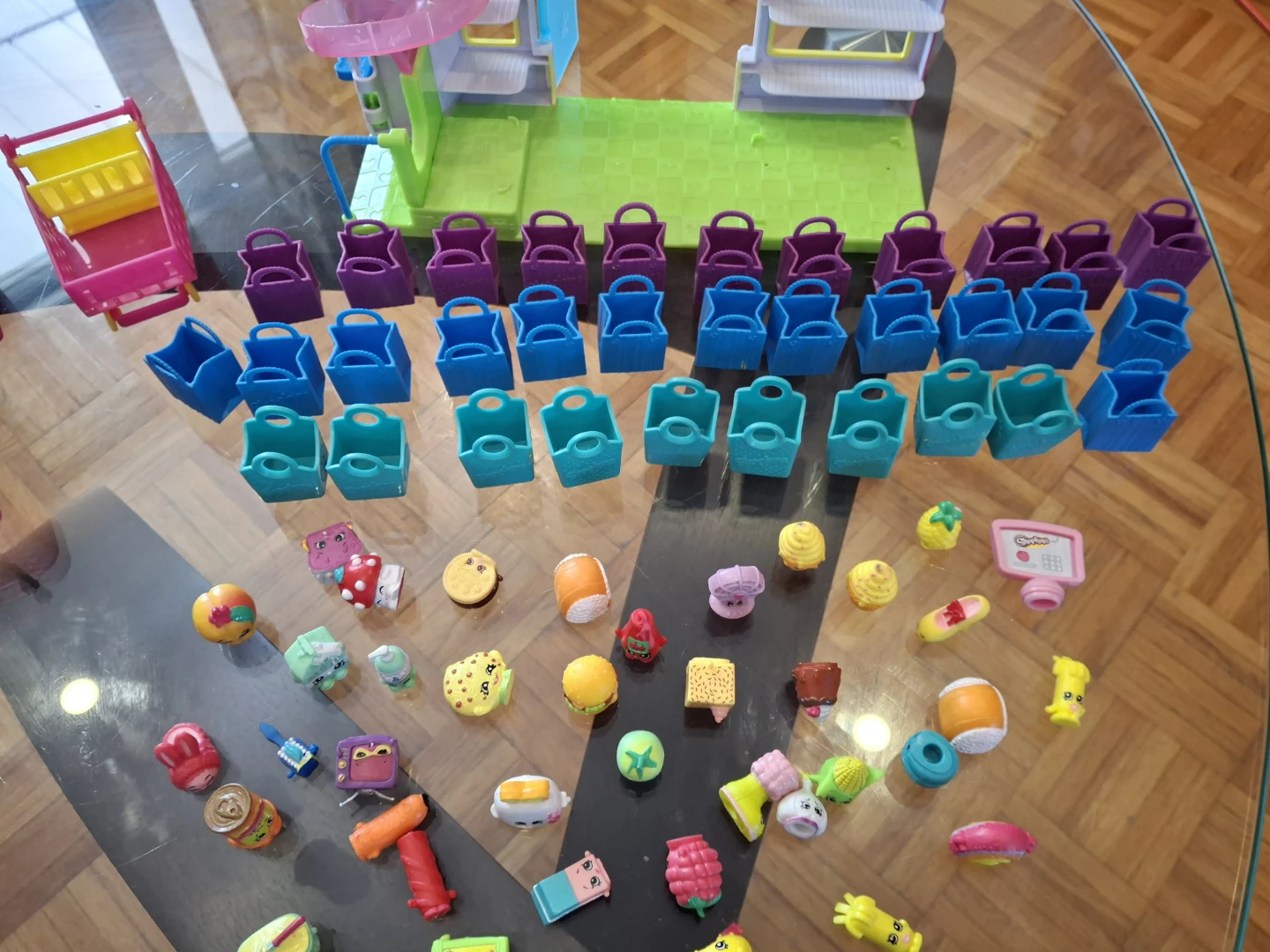 Shopkins Playset with Many Accessories and Figures - photo 3