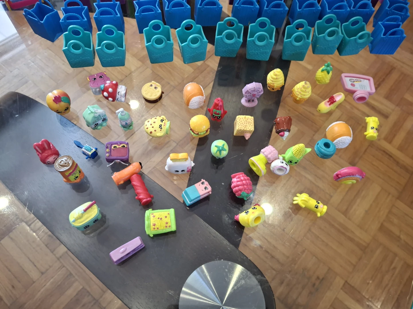 Shopkins Playset with Many Accessories and Figures - photo 4
