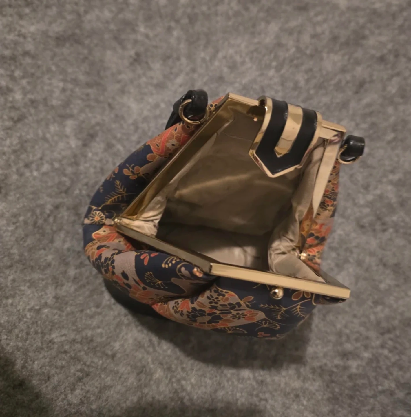 Vintage Japanese  Clasp Purse with Floral Design - photo 4