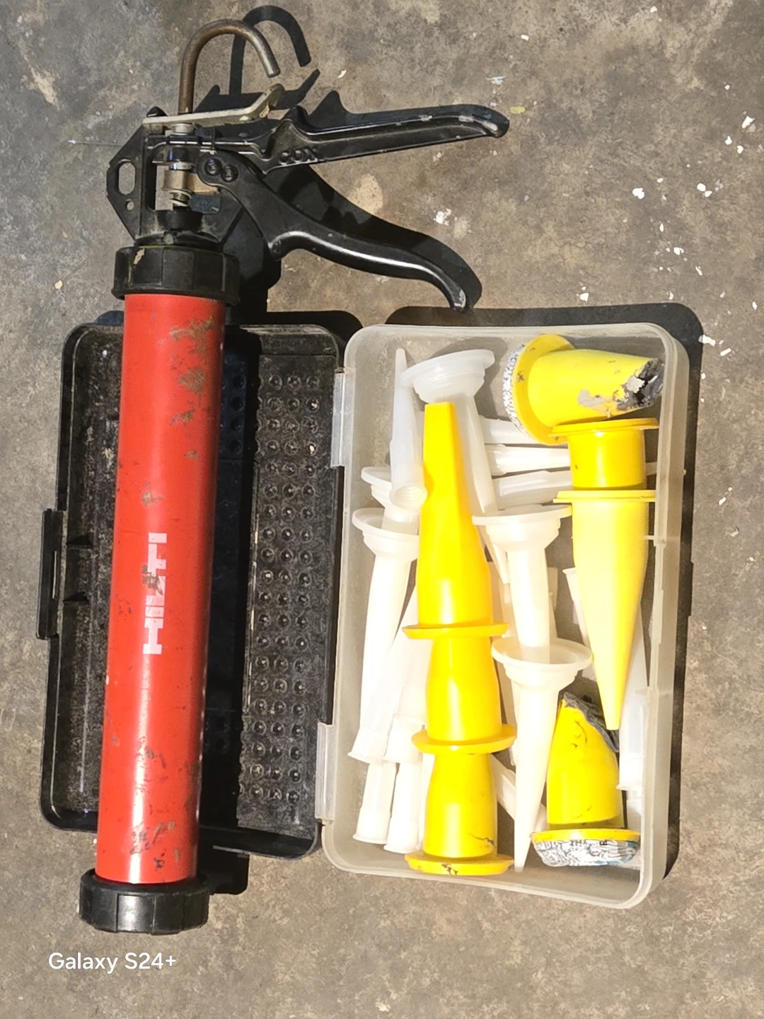 Hilti Caulk Gun with Nozzle Set