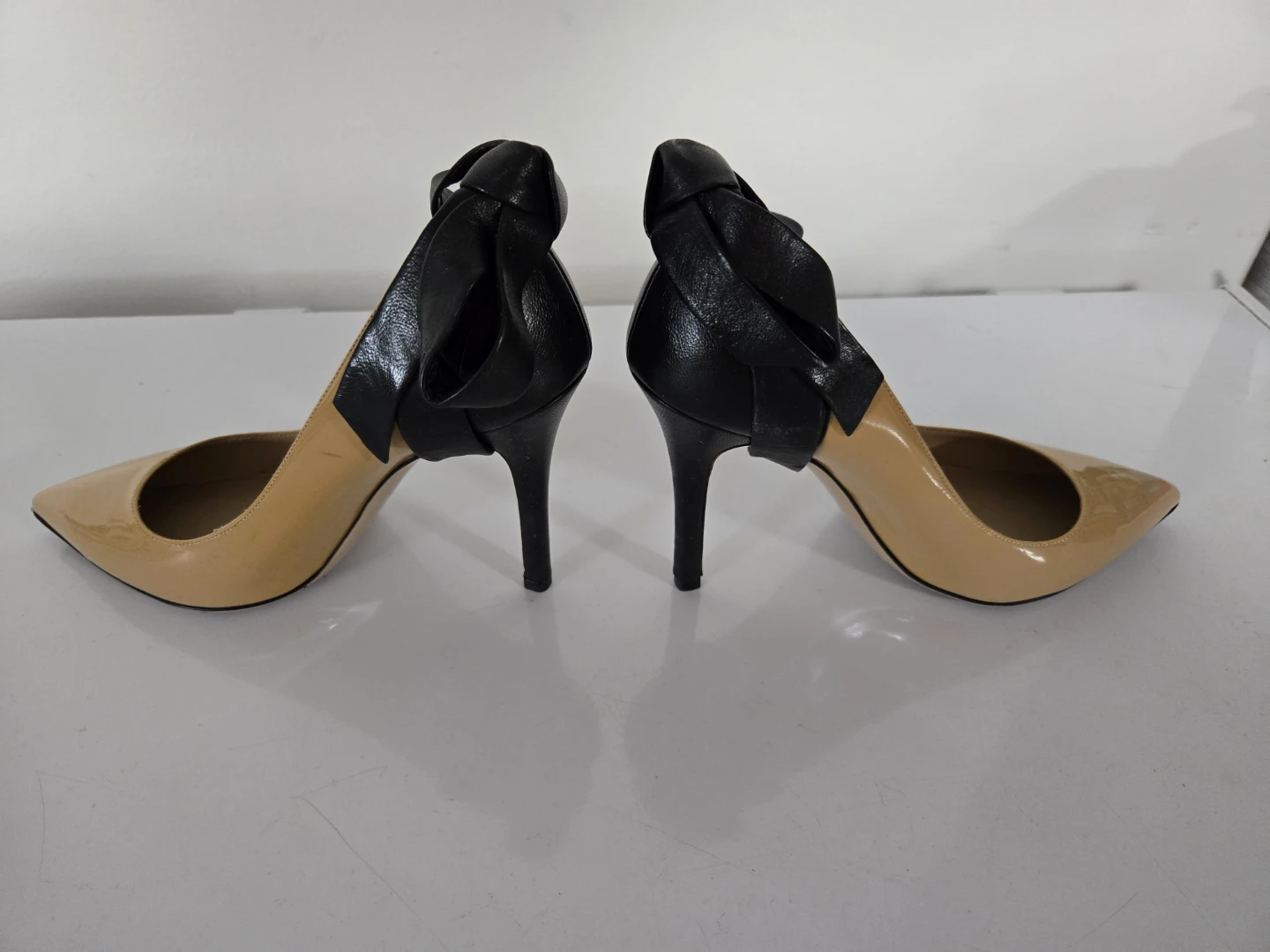Valentino Garavani Tan Patent Leather Bow Heels - photo 3