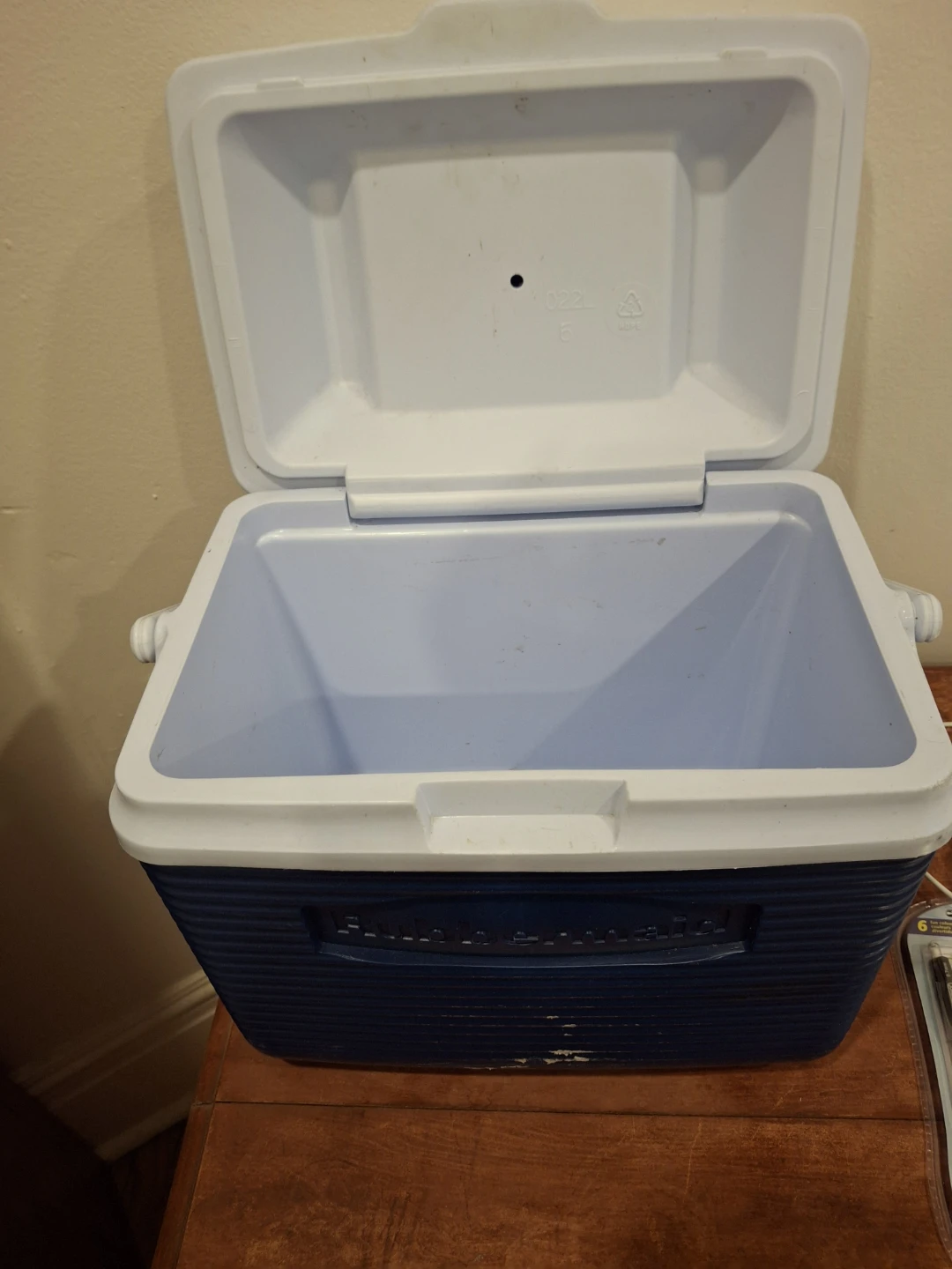 Small Rubbermaid Cooler