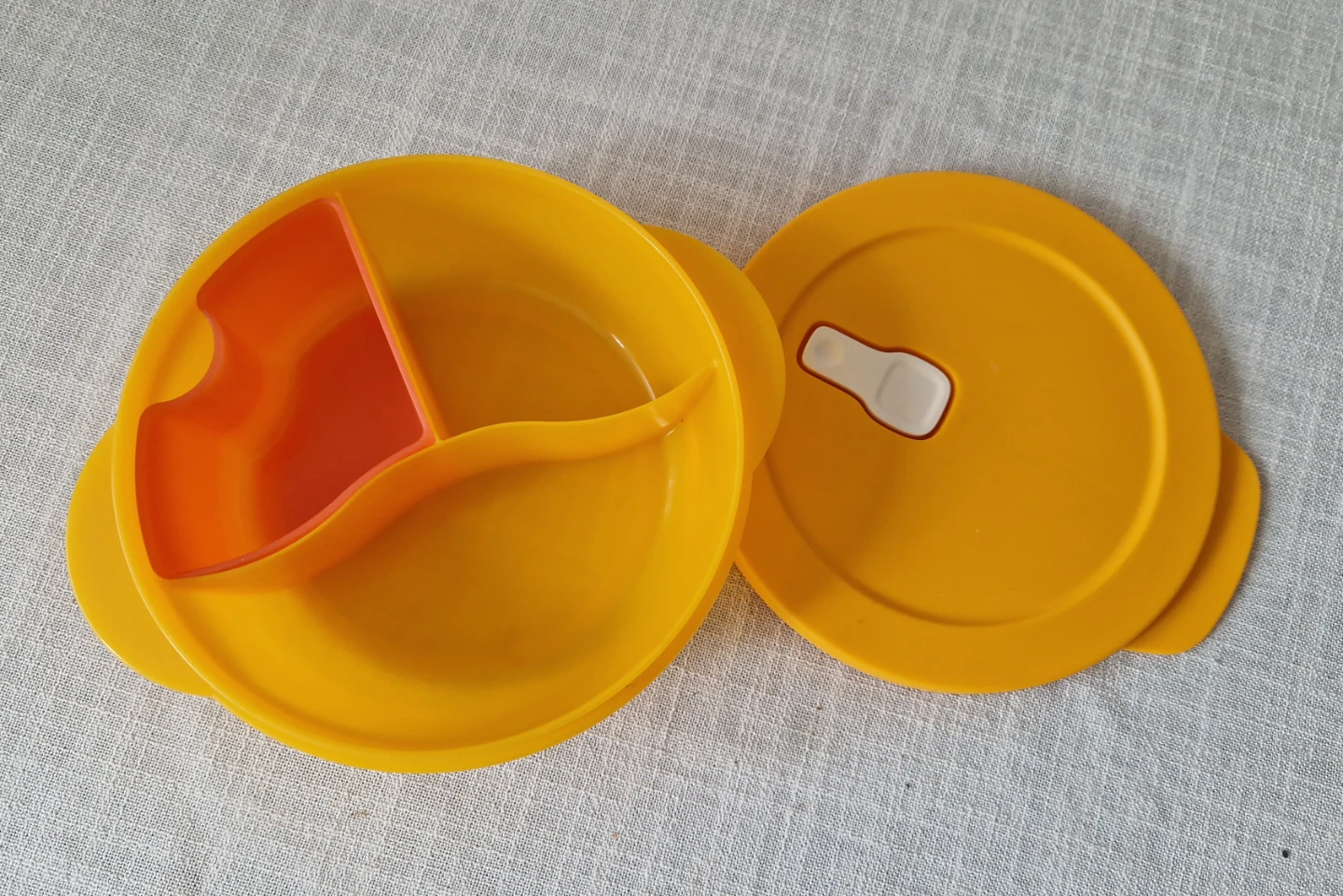 Tupperware Divided Suction Bowl with Lid
