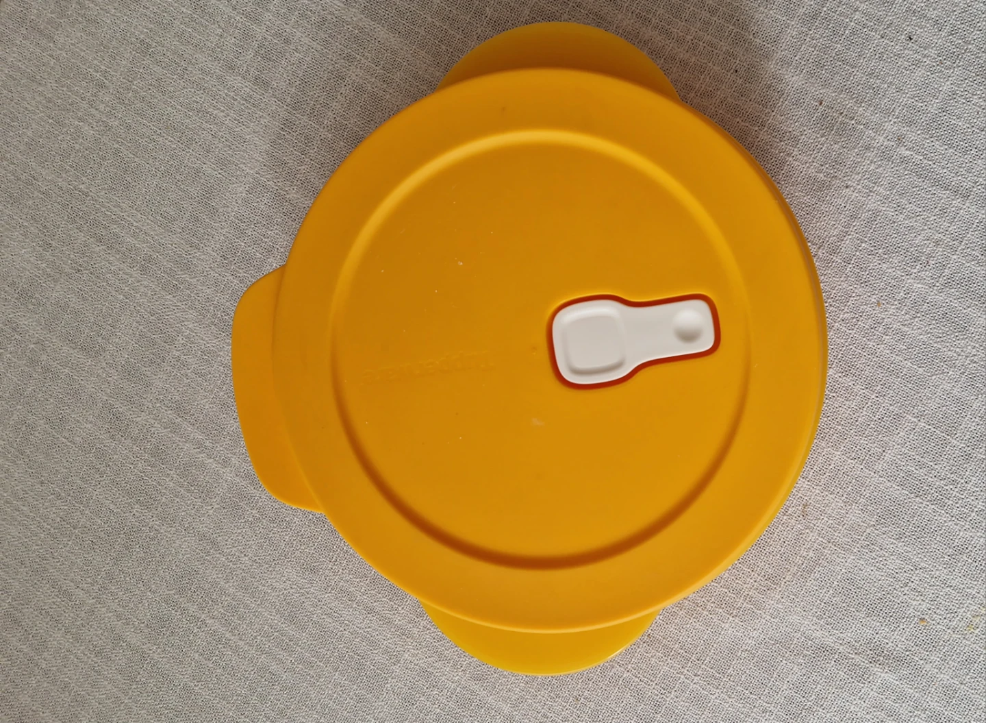 Tupperware Divided Suction Bowl with Lid - photo 2