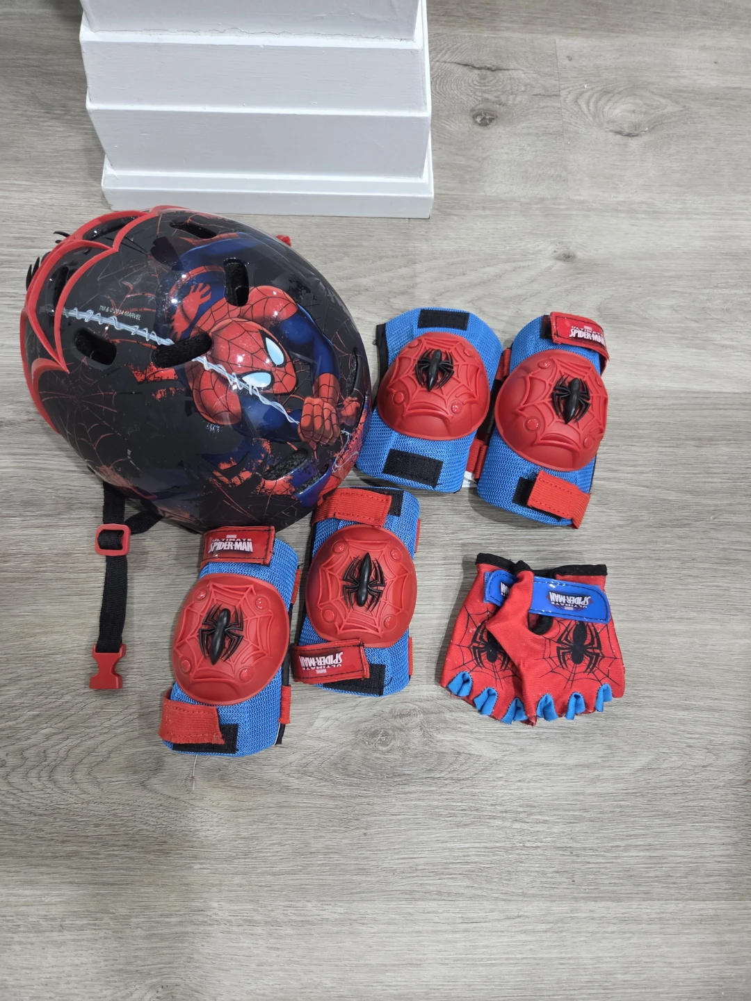 Spider-Man Kids Helmet and Pad Set