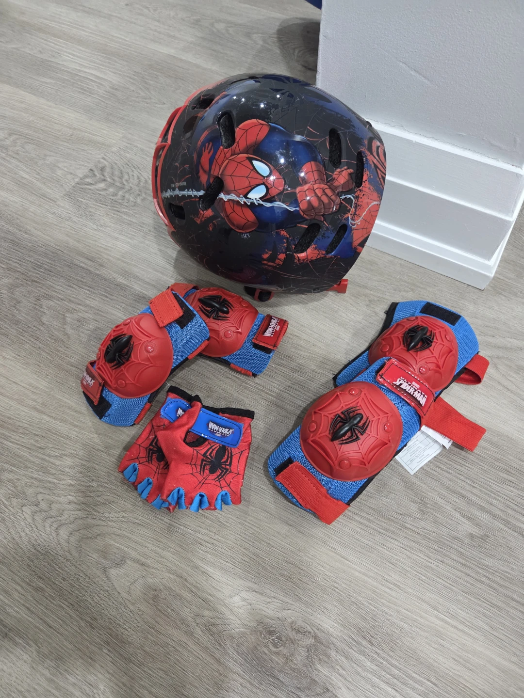 Spider-Man Kids Helmet and Pad Set - photo 3