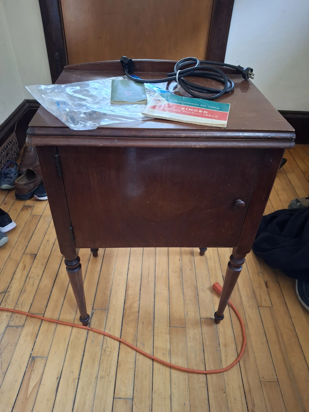 Vintage Singer Model 99 with Queen Anne Cabinet - photo 2