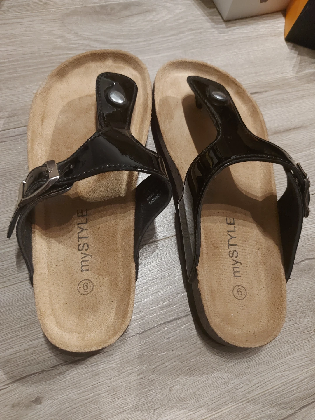 mySTYLE Black Patent Thong Sandals Size 6