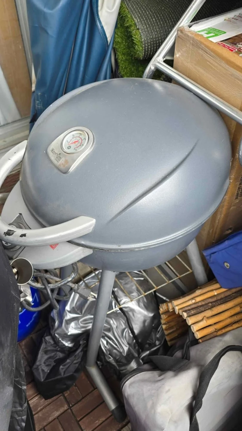 Lightly used electric bbq grill char-broil