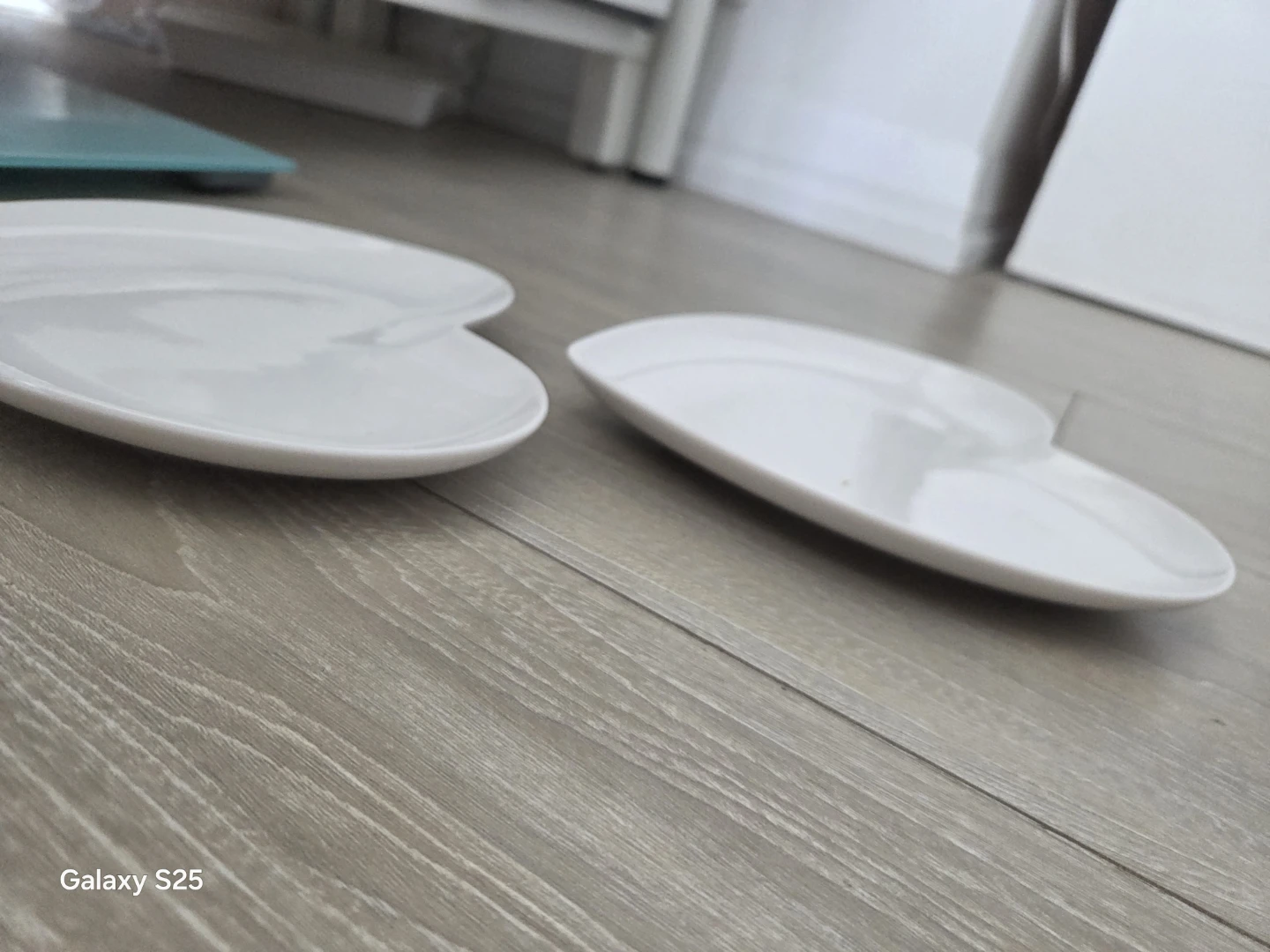 Set of 4 White Heart-Shaped Plates - photo 3