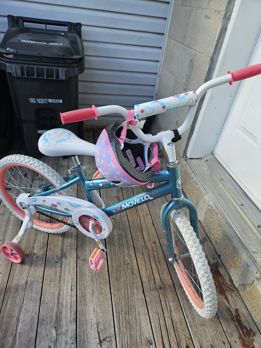 Movelo Razzle Kids Bike with Bell Helmet