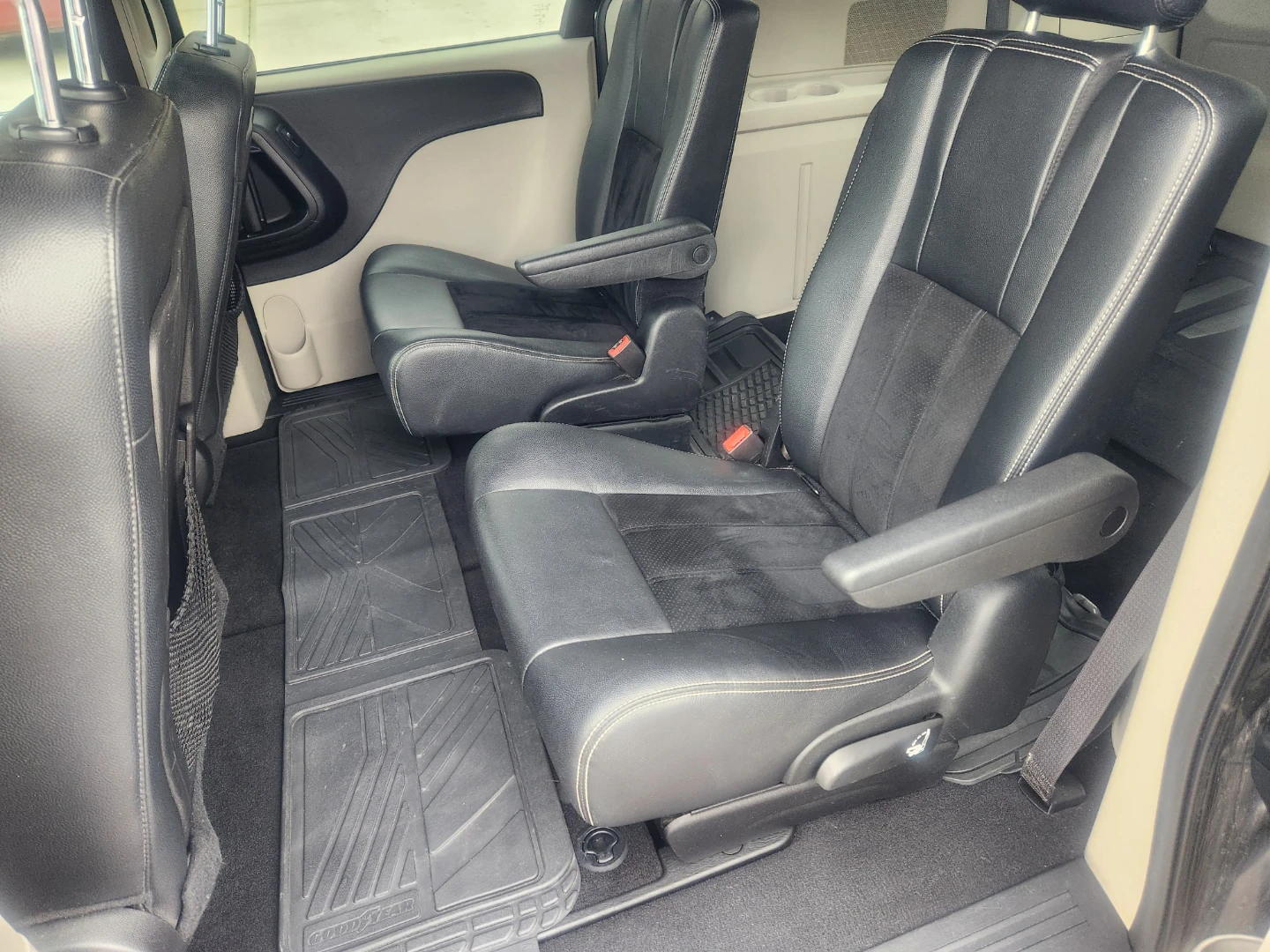 Dodge Grand Caravan SXT - Low Kilometers! - photo 4