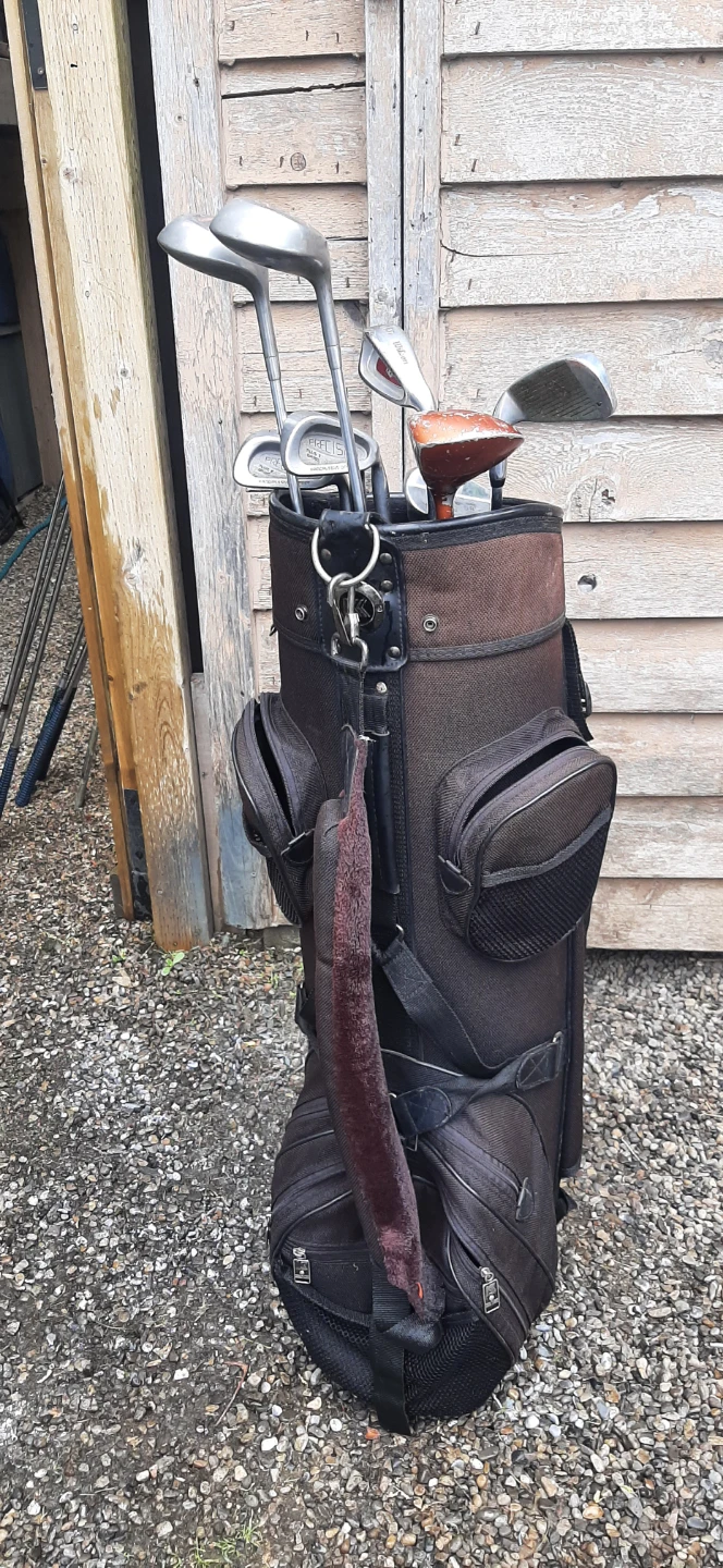 Set Of Men's Right Handed Golf Clubs With Bag