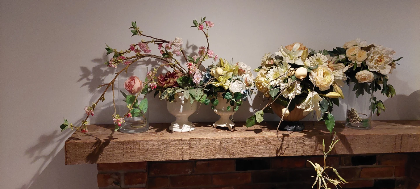 Floral arrangements in decorative vases - photo 2