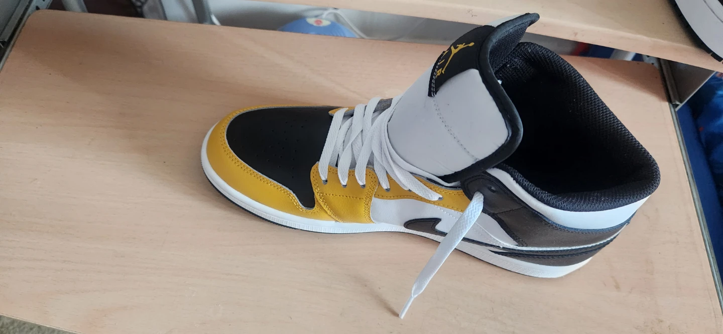 Jordan 1 Mid SE GS "Yellow Ochre" Size 11.5 (Youth)