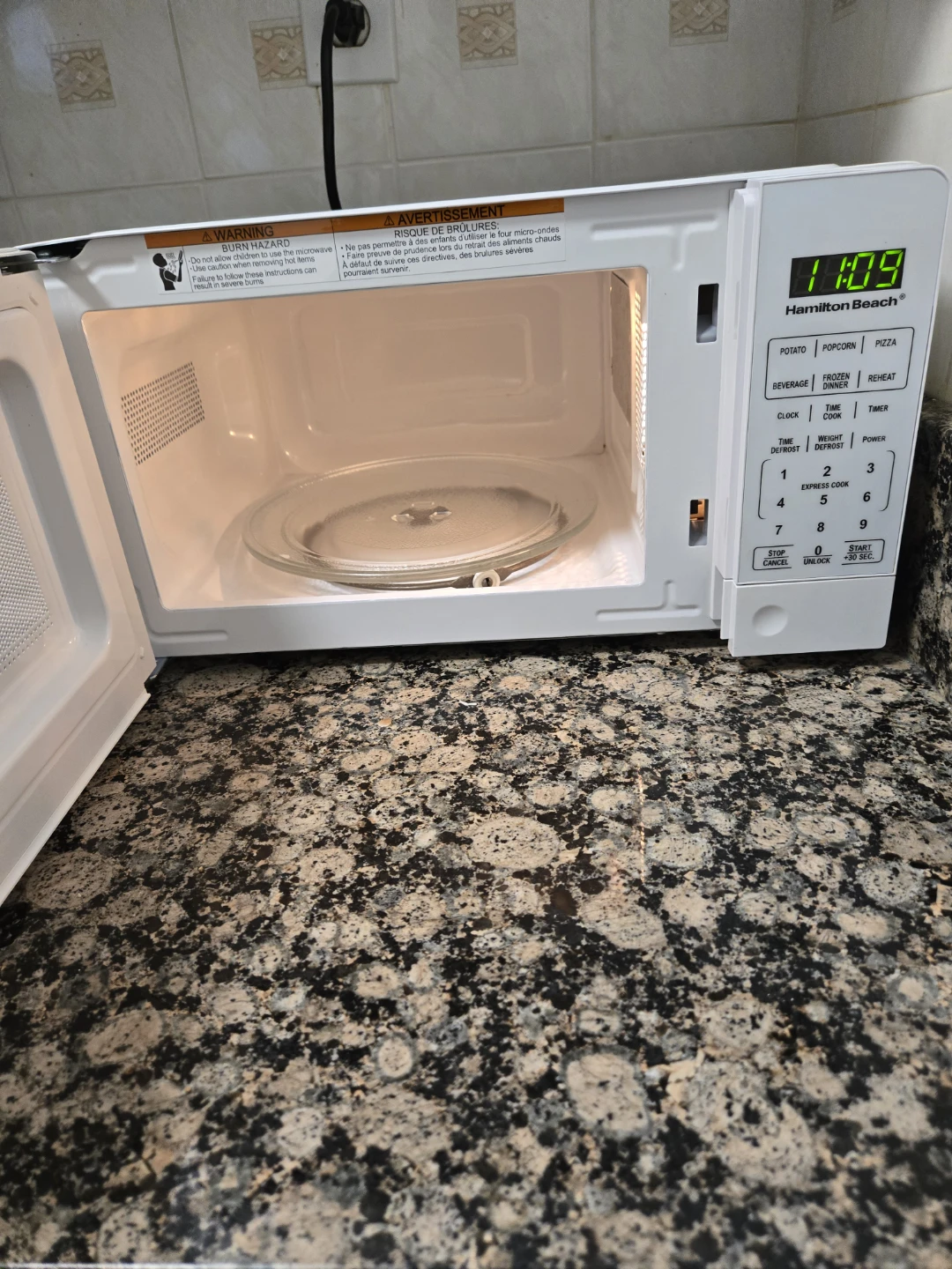 Hamilton Beach Microwave - photo 2