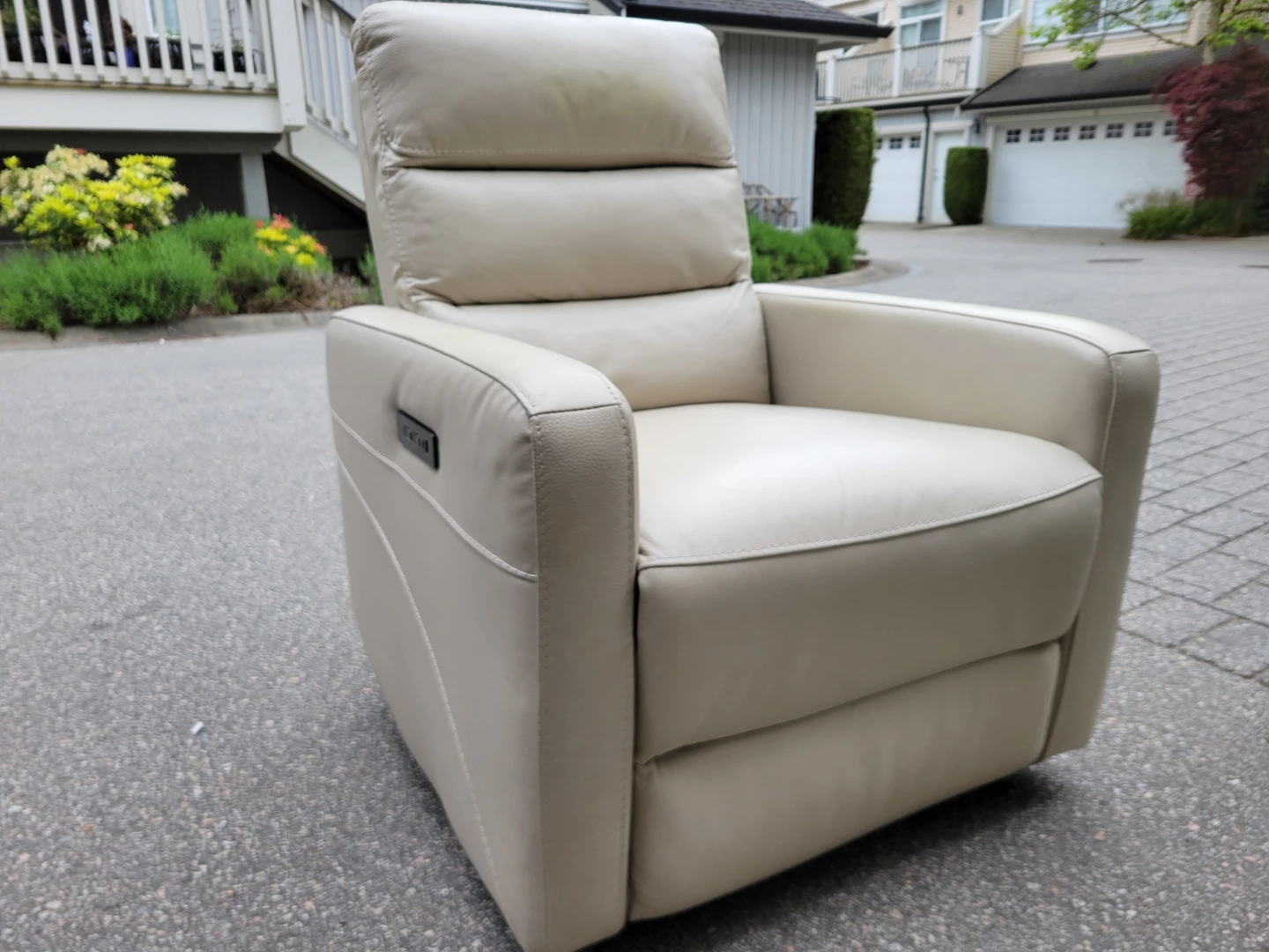 Beautiful Cream Fabric and Leather Sofa Chairs. - photo 5