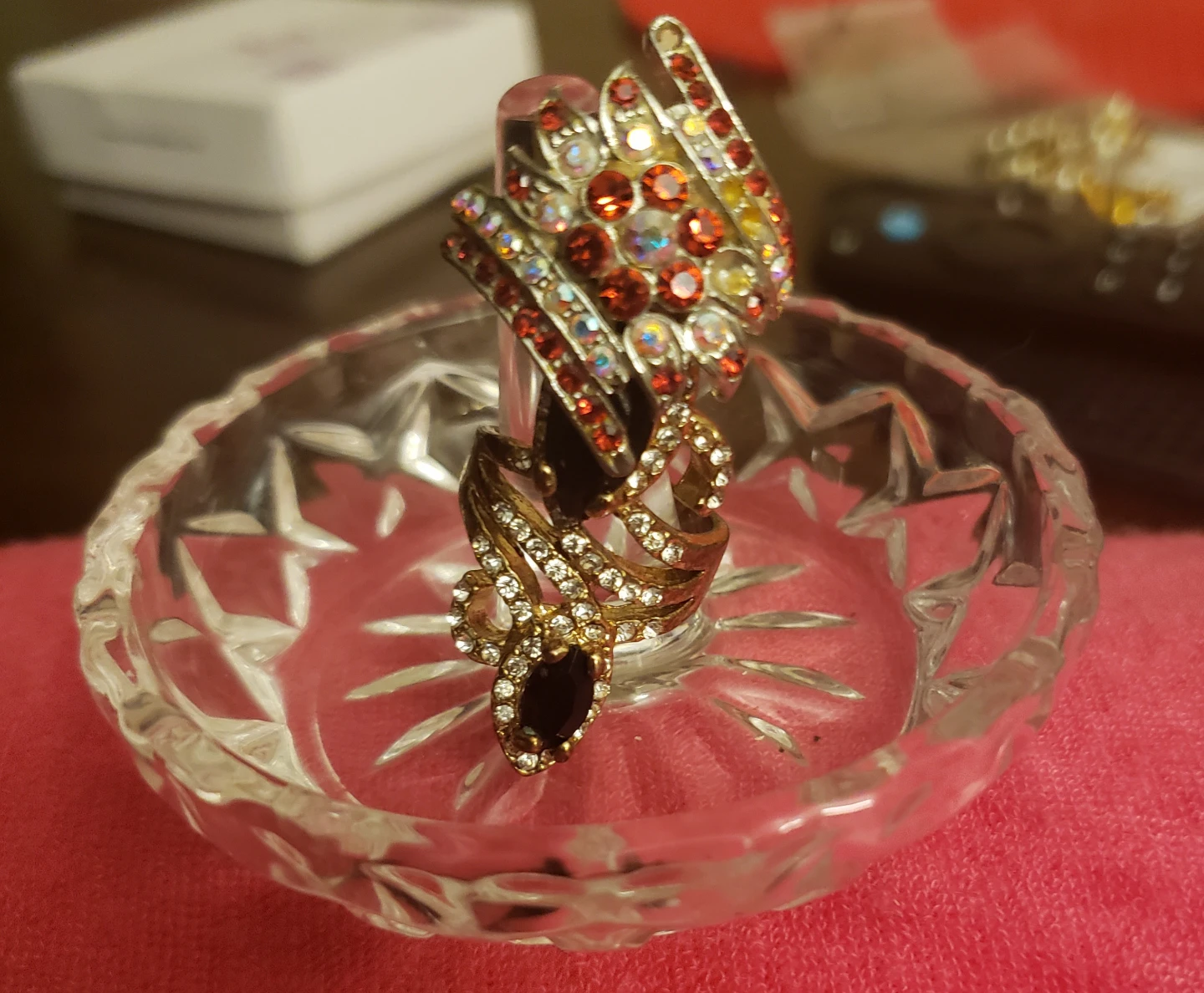 Set of 2 decorative rings with crystal ring holder