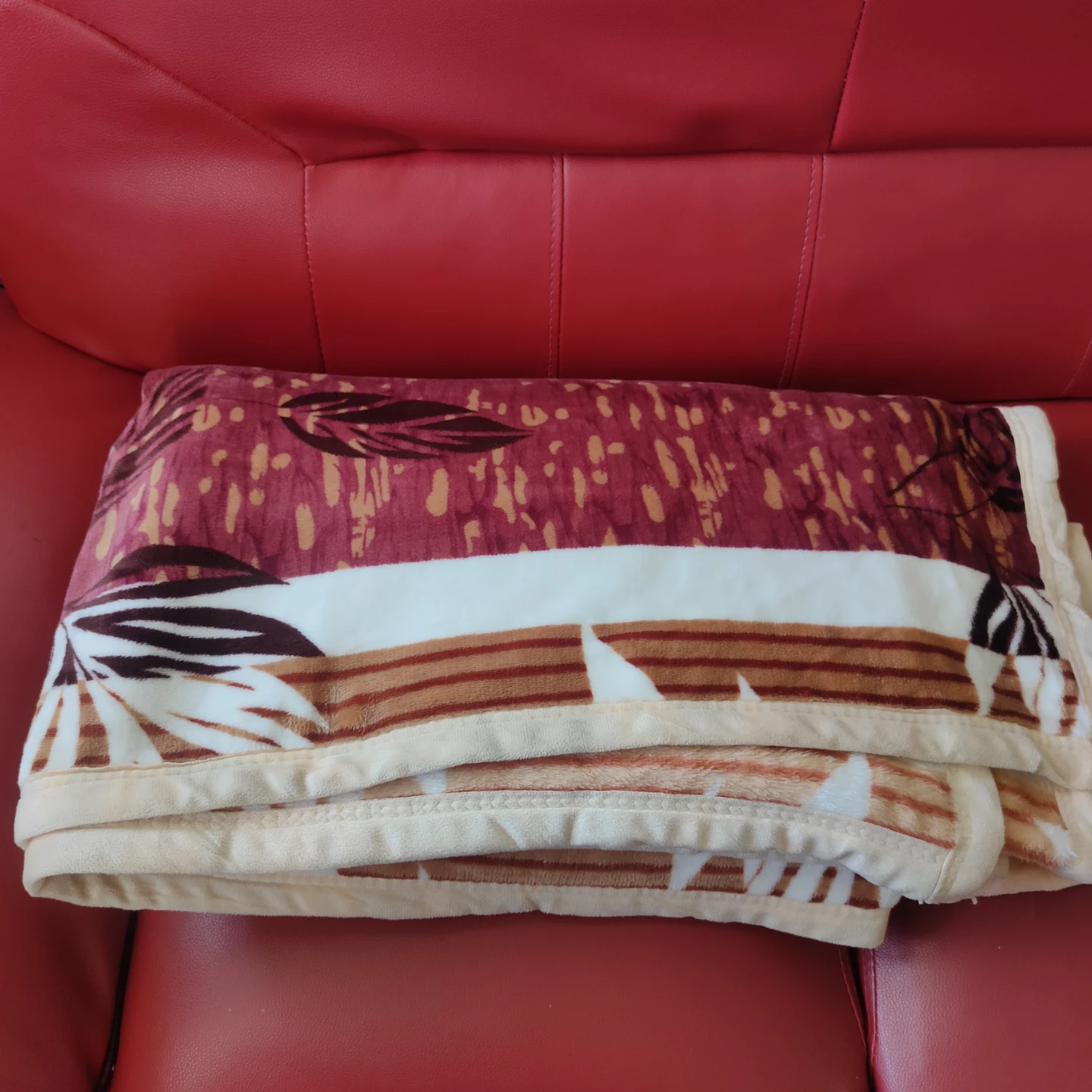 Fleece throw blanket with leaf pattern
