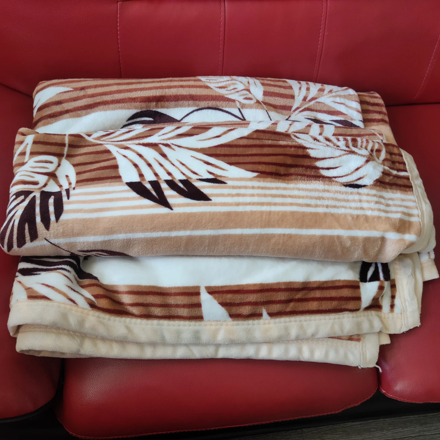 Fleece throw blanket with leaf pattern - photo 2