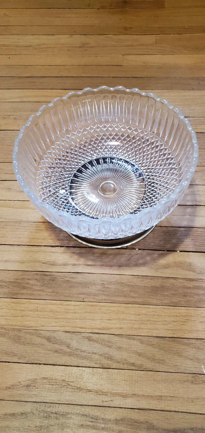 Crystal serving bowl with metal base