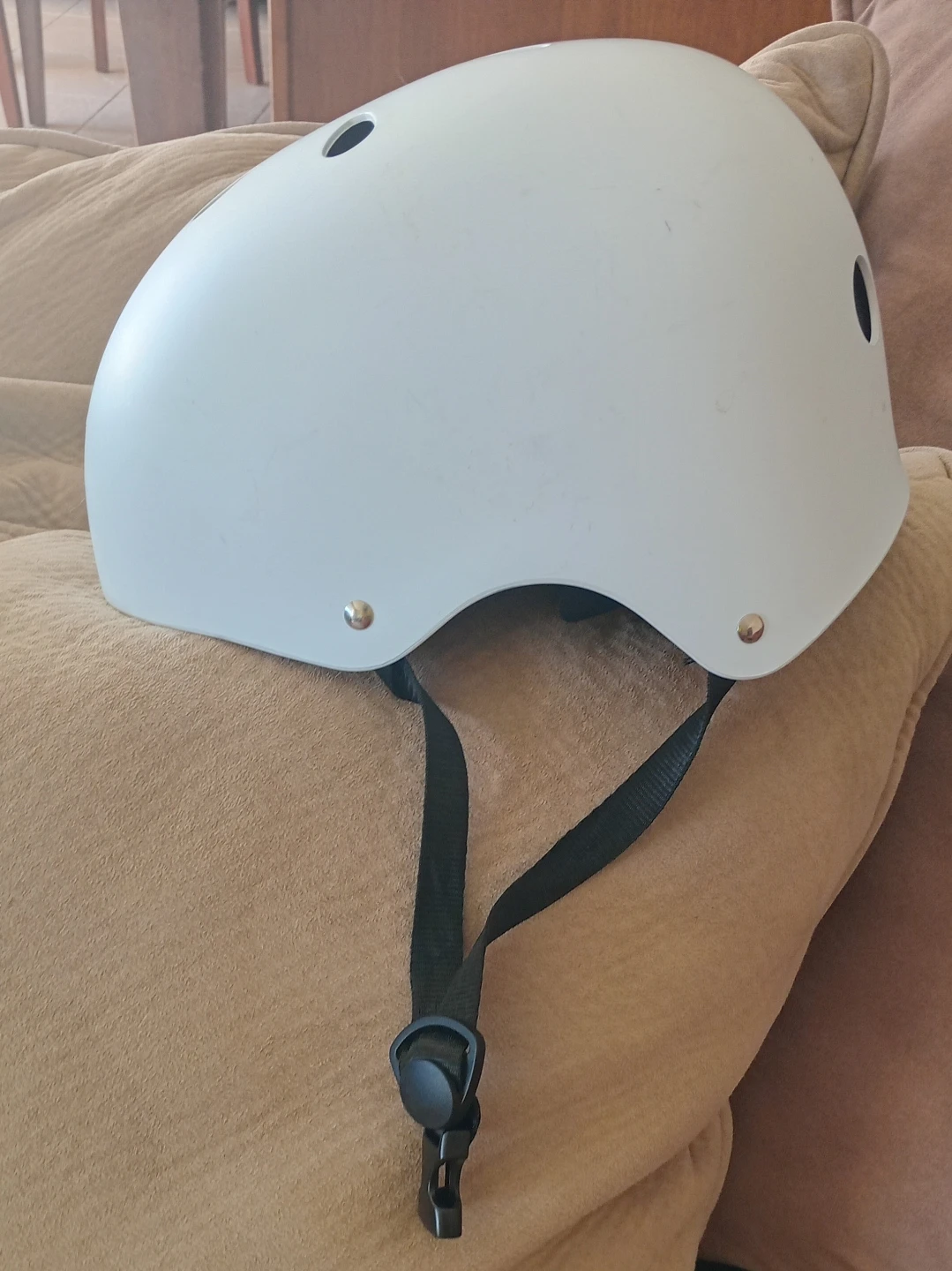 White Cycling Helmet - photo 3