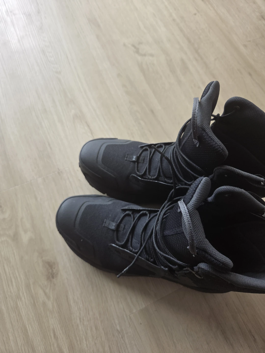 Under Armour snow shoe.
