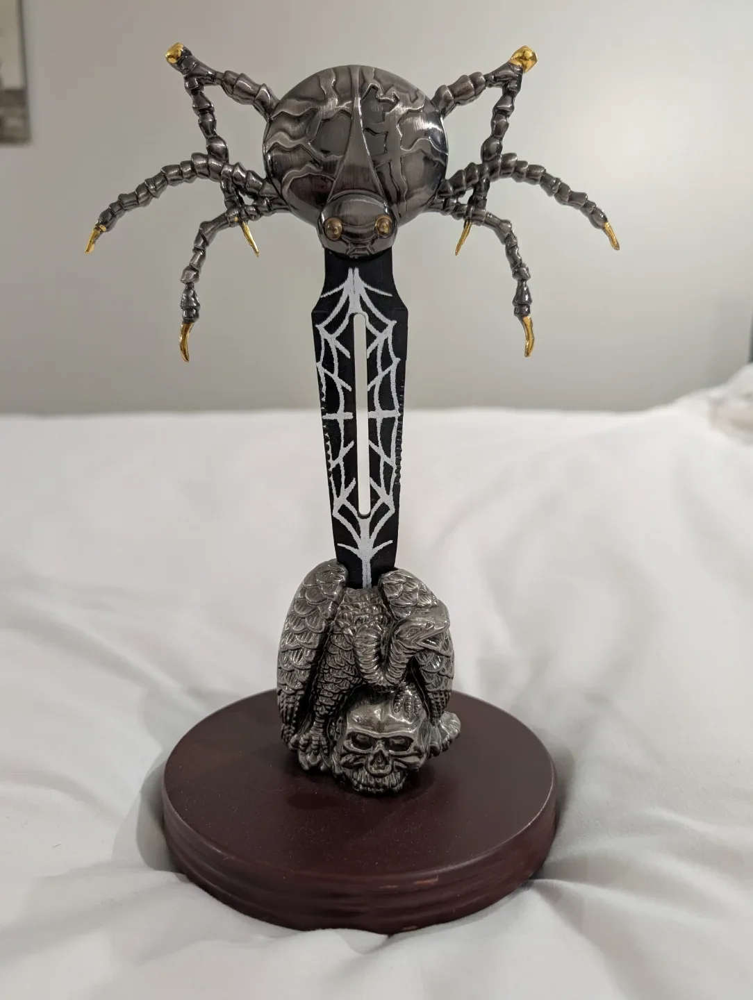 Metal Spider Knife and Skull Display