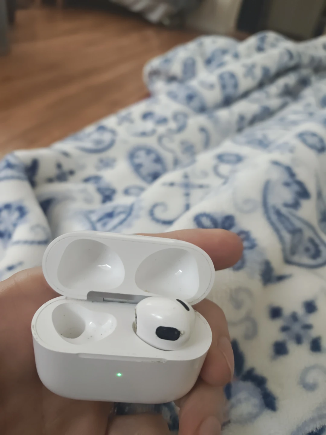 Apple AirPods Pro (2nd Generation) Charging Case - photo 2