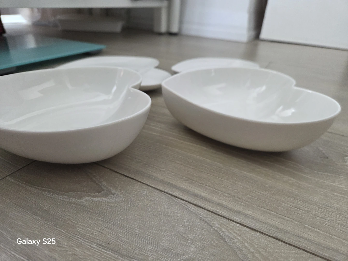 Set of 4 White Heart-Shaped Plates - photo 2